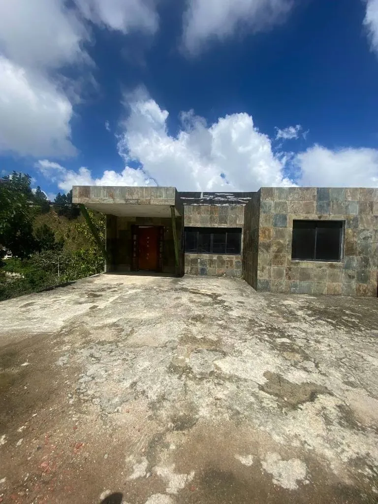 Se vende Terreno en Caicaguana, El Hatillo con Casa quinta en obra gris - 3