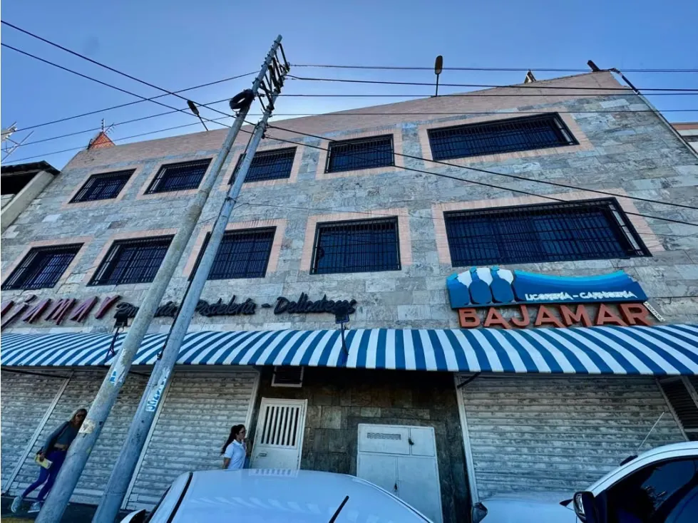 Se vende edificio comercial 1.606m2 La Guaira - 2
