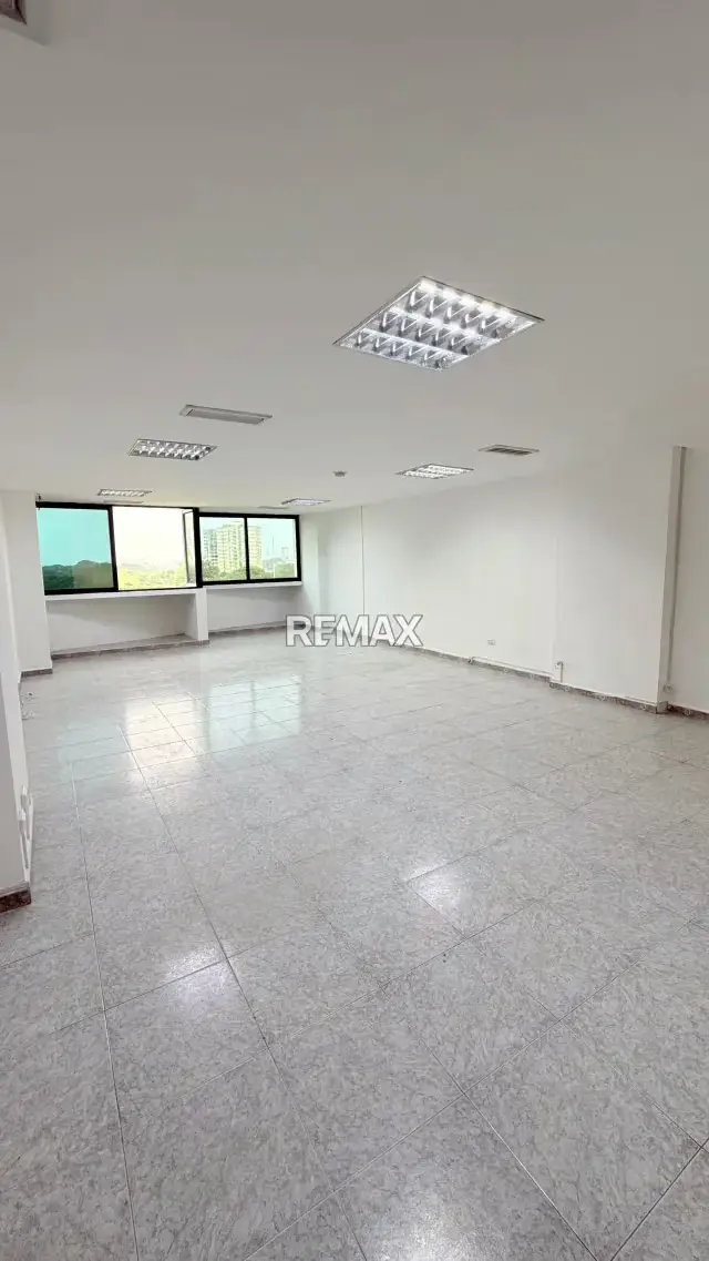 Oficina en Alquiler Torre Movilnet concepto abierto planta 50% excelente ubicación