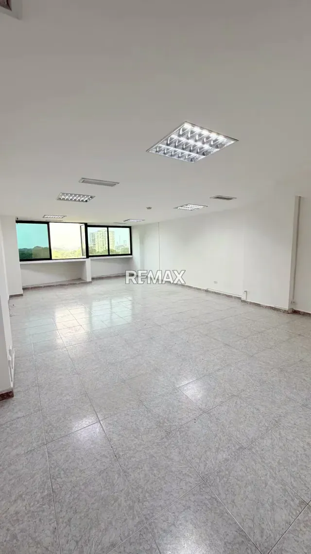 Oficina en Alquiler Torre Movilnet concepto abierto planta 50% excelente ubicación