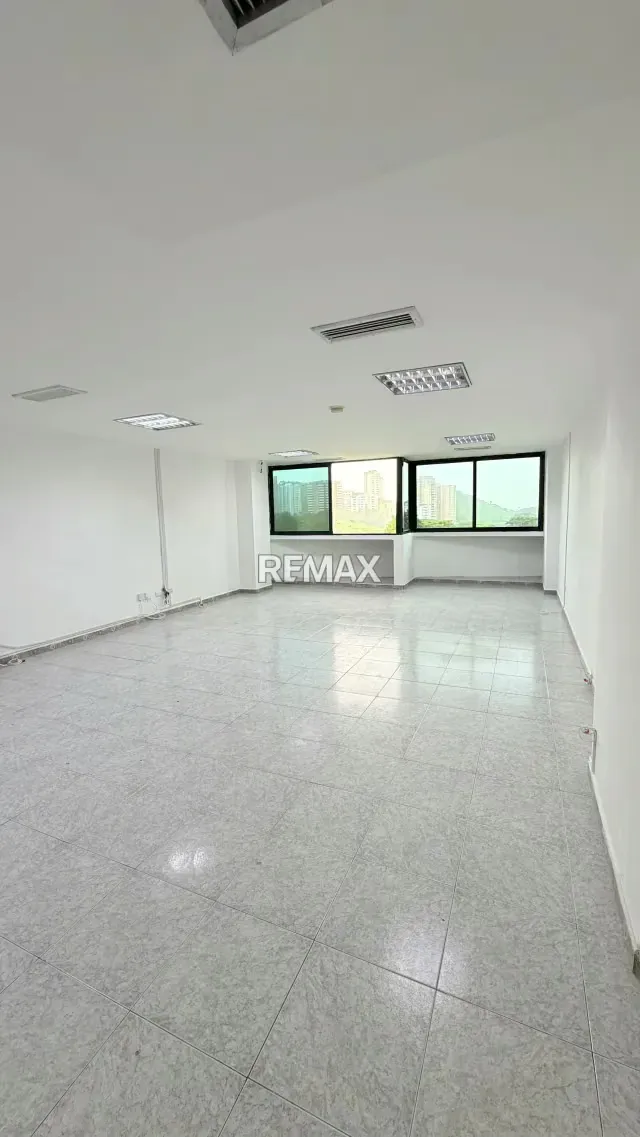 Oficina en Alquiler Torre Movilnet concepto abierto planta 50% excelente ubicación - 4