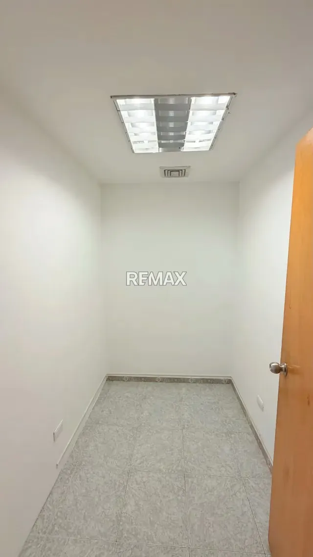 Oficina en Alquiler Torre Movilnet concepto abierto planta 50% excelente ubicación - 7