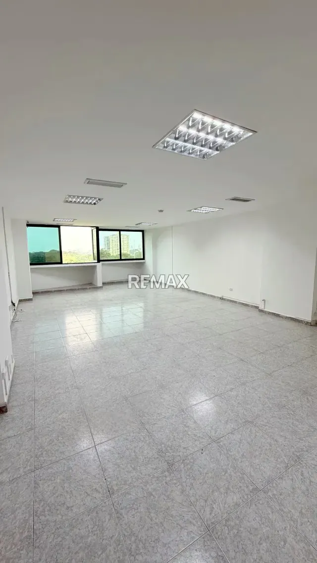 Oficina en Alquiler Torre Movilnet concepto abierto planta 50% excelente ubicación - 8