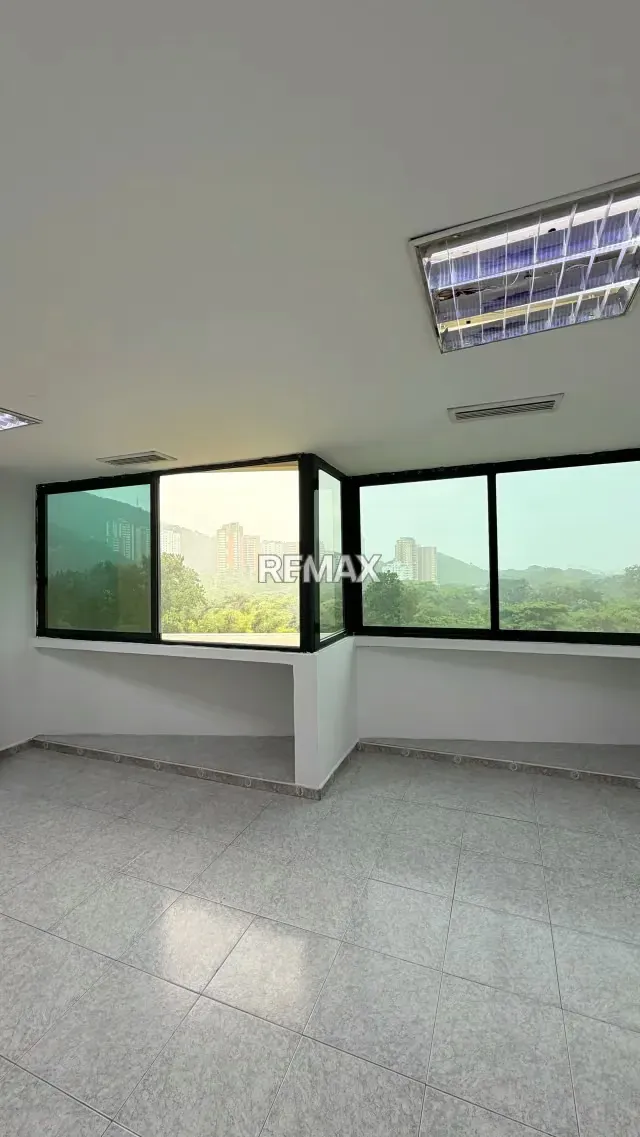 Oficina en Alquiler Torre Movilnet concepto abierto planta 50% excelente ubicación - 9