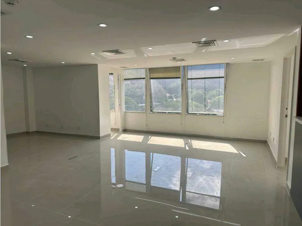 Alquilo oficina 90m2 Las Mercedes 6411