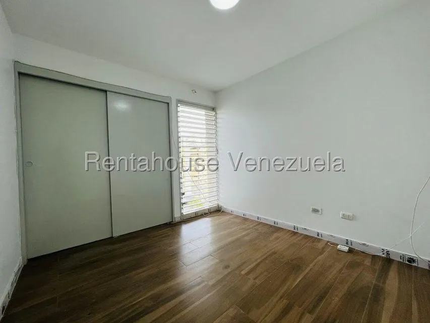 Apartamento (1 Nivel) en Alquiler en Santa Paula, Distrito Metropolitano - 24