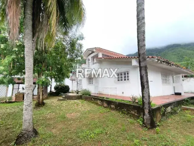 ACOGEDORA CASA CON CLIMA DE MONTAÑA Y UNA IMPONENTE VISTA AL CERRO MATASIETE EN VENTA, SALAMANCA, ISLA DE MARGARITA
