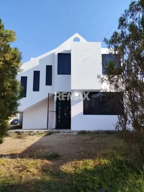 OFRECE EN VENTA ​¡CASA CON DISEÑO DE CAJA ARQUITECTONICA!