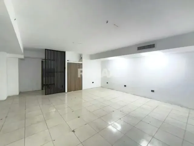 ALQUILER DE AMPLIO LOCAL IDEAL PARA CONSULTORIOS EN EL CC AB EN PLAYA EL ANGEL - 5