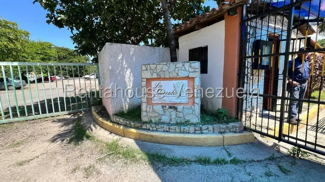 Casa (1 Nivel) en Venta en Parque Residencial La Floresta, Aragua - 43