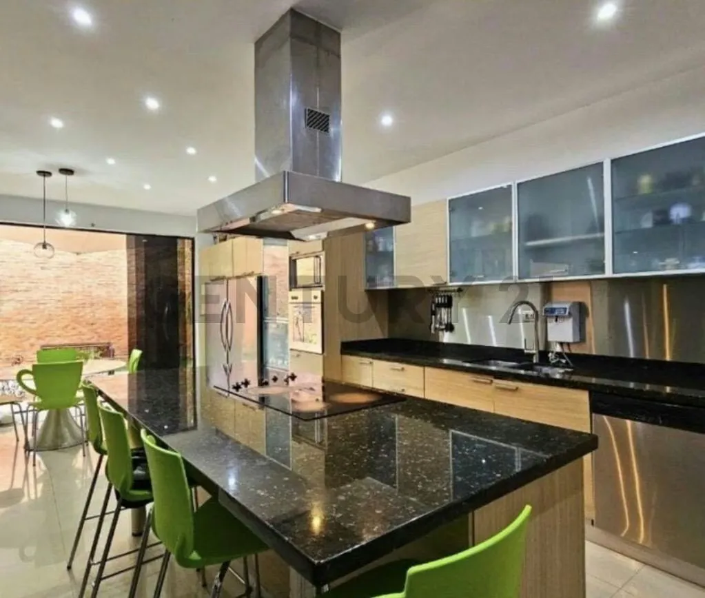 Casa en Venta Prados del este Con piscina, calle cerrada TC - 5