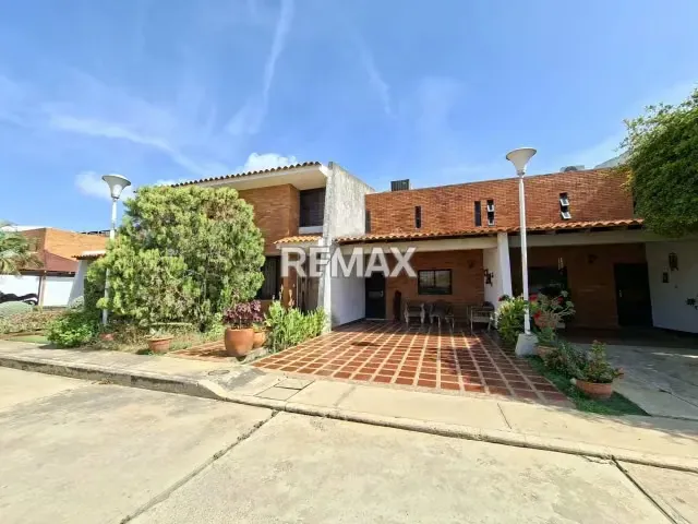 CASA EN VENTA EN LOS PINOS ZONA OESTE