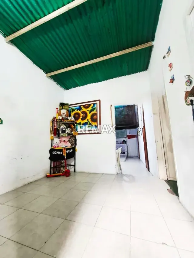 EN VENTA CASA Ubicada en el Barrio Libertador, Av pasaje Urdaneta. - 4