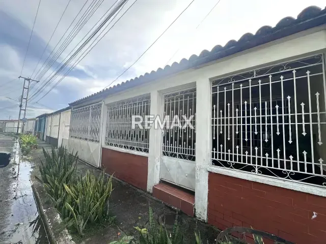 ALQUILO CASA SIN AMOBLAR VALLE ARRIBA