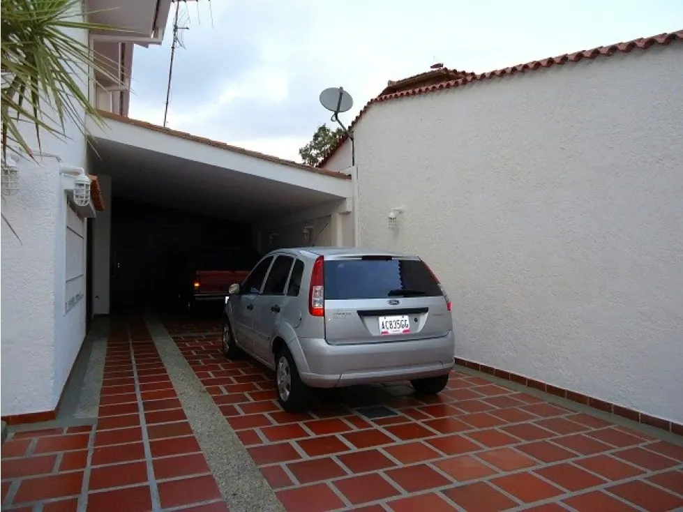 Vendo casa 350m2 Los Samanes 6870 - 6