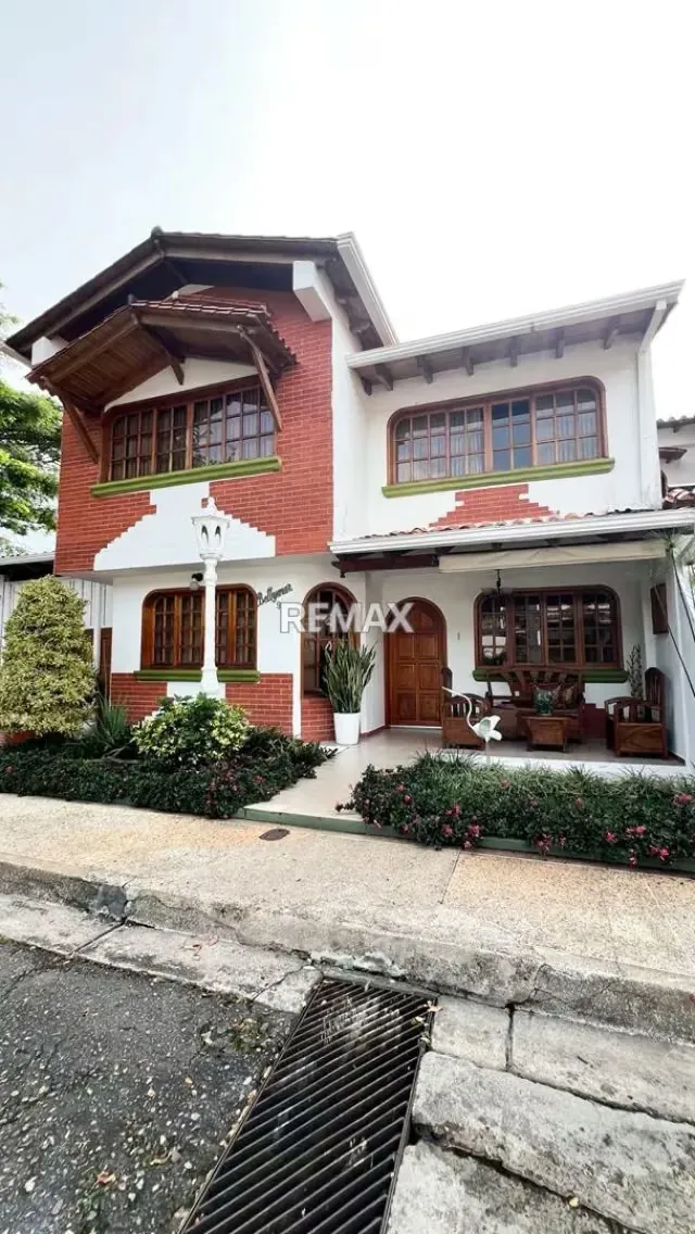 EN VENTA | Hermosa Casa en la urbanización Trébol II Con exclusiva. - 2