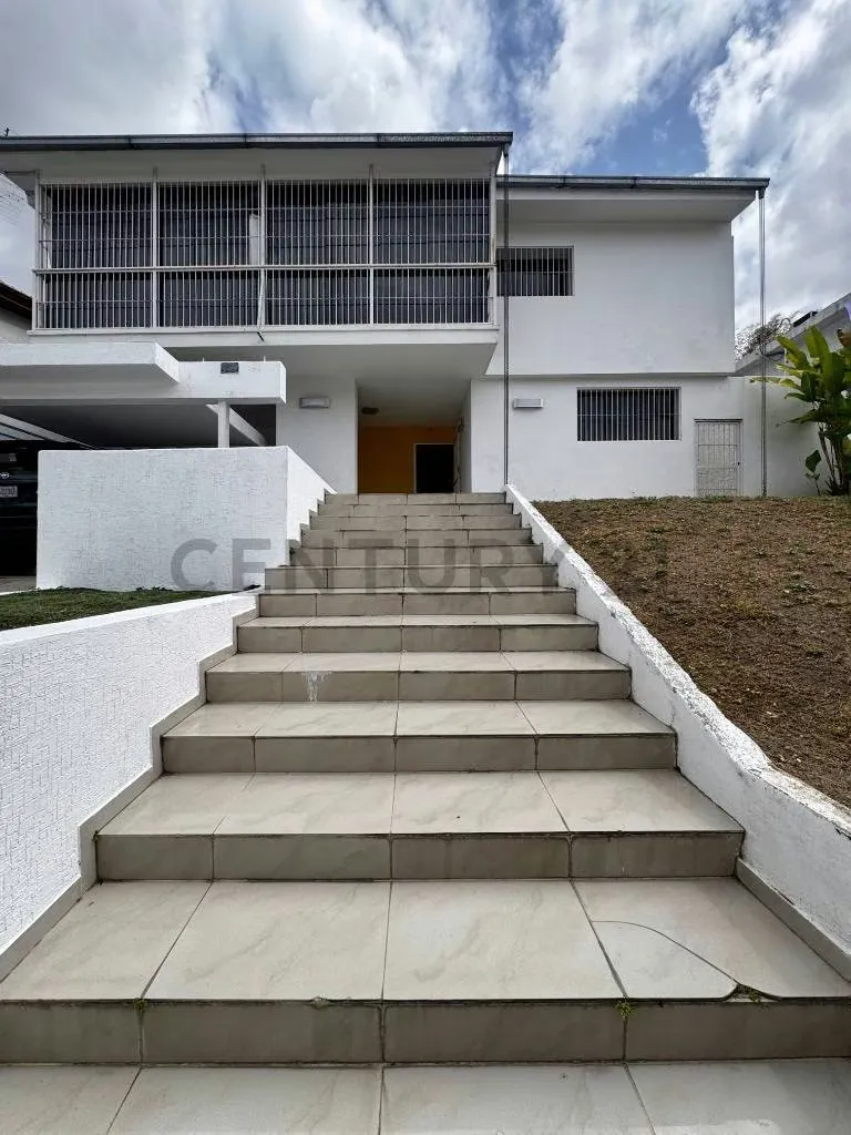 Venta de casa remodelada en Prados del Este