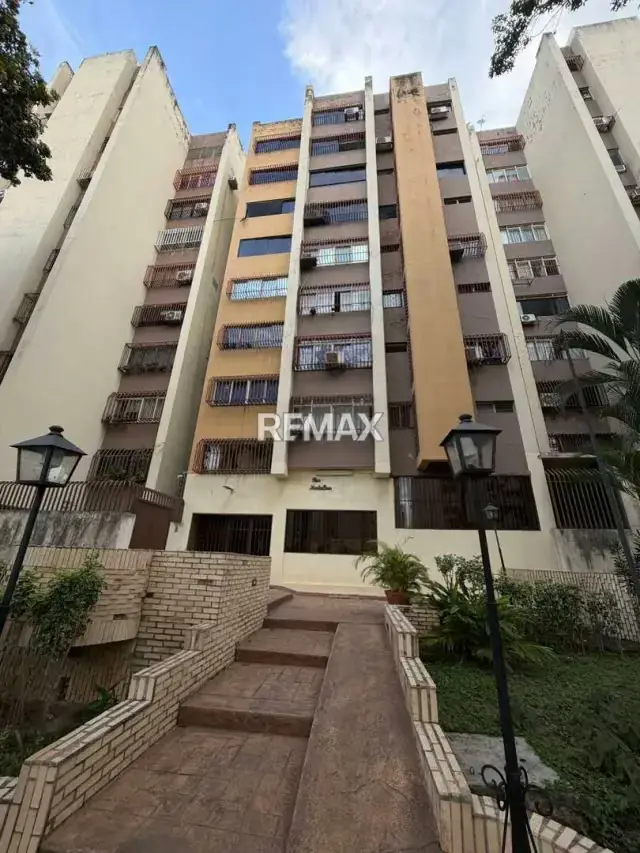 VENTA DE AMPLIO APARTAMENTO EN RESD MONTALBÁN PREBO