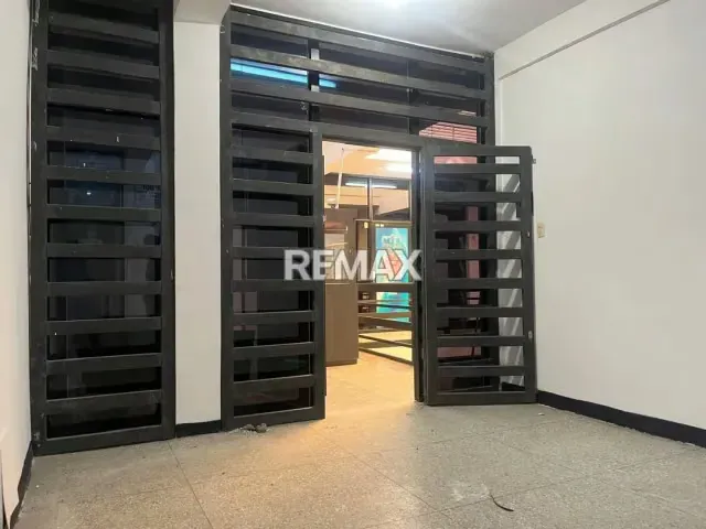 Local Comercial N° 37 en Alquiler Avenida Andrés Bello entre Carreras 21 y 22 Zona Centro-Barquisimeto