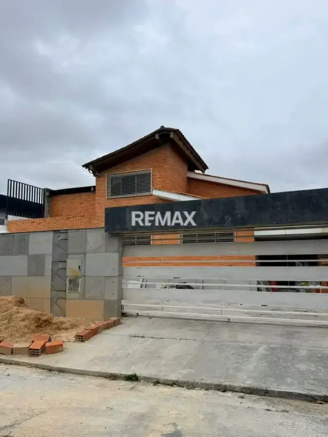 EN VENTA CASA EN LA URB. LA VIÑA EN CONJUNTO CERRADO