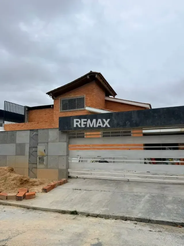 EN VENTA CASA EN LA URB. LA VIÑA EN CONJUNTO CERRADO