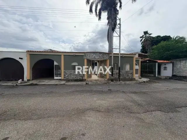 HERMOSA CASA EN VENTA EN LA URB. SAN JACINTO
