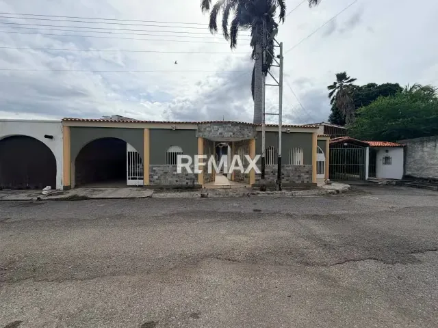 HERMOSA CASA EN VENTA EN LA URB. SAN JACINTO