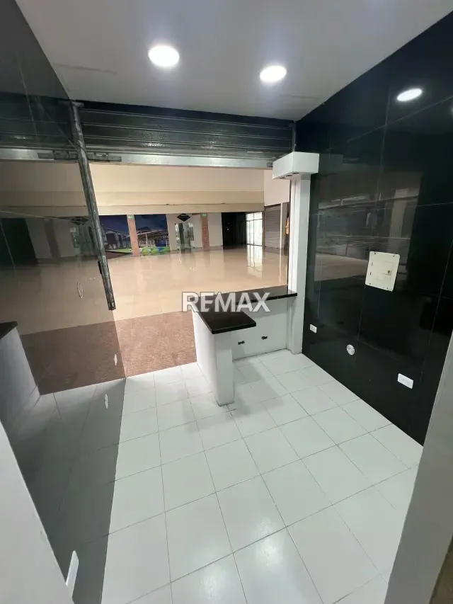 En venta local comercial ubicado en el Centro Comercial La Estancia - 2