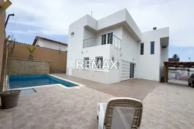 EN VENTA IMPONENTE CASA DE DOS NIVELES, MODERNA CON PISCINA, URB. COSTA AZUL, ISLA DE MARGARITA.