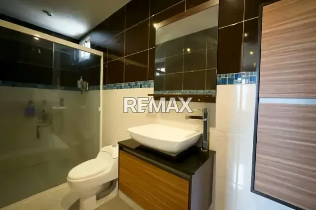 EN VENTA IMPONENTE CASA DE DOS NIVELES, MODERNA CON PISCINA, URB. COSTA AZUL, ISLA DE MARGARITA. - 13