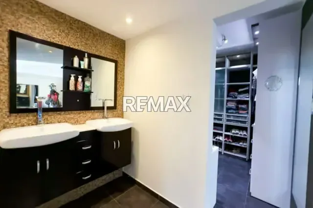 EN VENTA IMPONENTE CASA DE DOS NIVELES, MODERNA CON PISCINA, URB. COSTA AZUL, ISLA DE MARGARITA. - 18