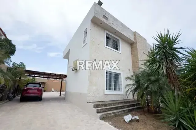EN VENTA IMPONENTE CASA DE DOS NIVELES, MODERNA CON PISCINA, URB. COSTA AZUL, ISLA DE MARGARITA. - 2