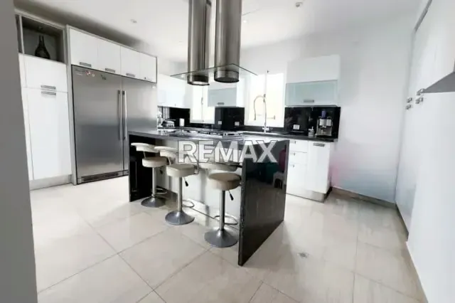 EN VENTA IMPONENTE CASA DE DOS NIVELES, MODERNA CON PISCINA, URB. COSTA AZUL, ISLA DE MARGARITA. - 3