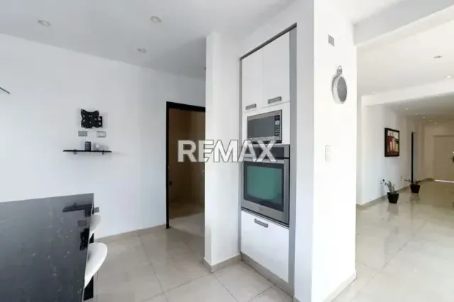 EN VENTA IMPONENTE CASA DE DOS NIVELES, MODERNA CON PISCINA, URB. COSTA AZUL, ISLA DE MARGARITA. - 4