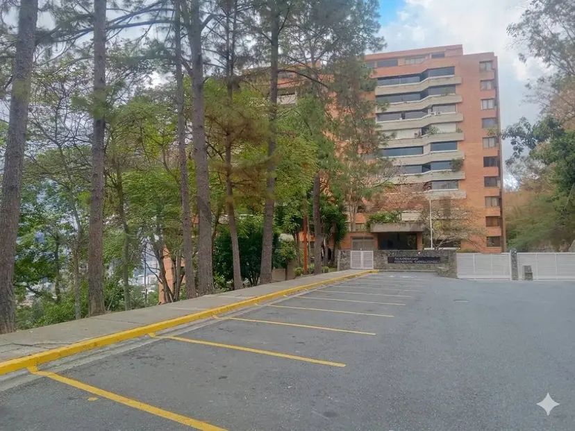Amplio Apartamento en Las Esmeraldas con Espectacular Vista al Cerro El Volcán
