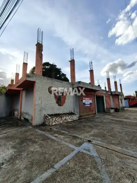 En Alquiler Amplio Local Comercial ideal para Patio empresarial , oficinas petroleras o Comercio ubicado En La 7ma Carrera Norte del Tigre, estado Anzoátegui.