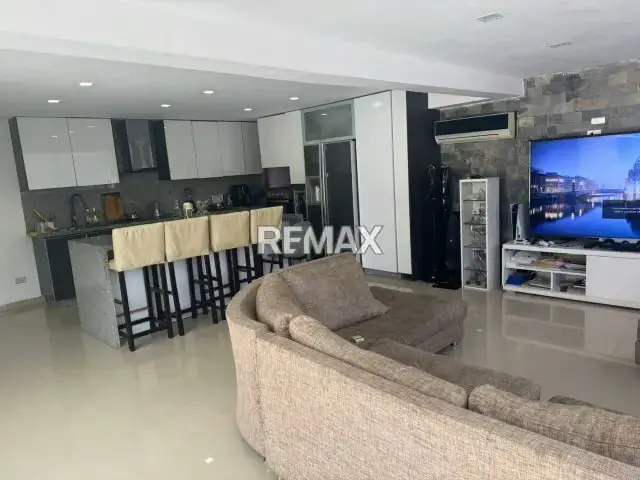 Hermoso Penthouse Remodelado ubicado en el paraíso en venta