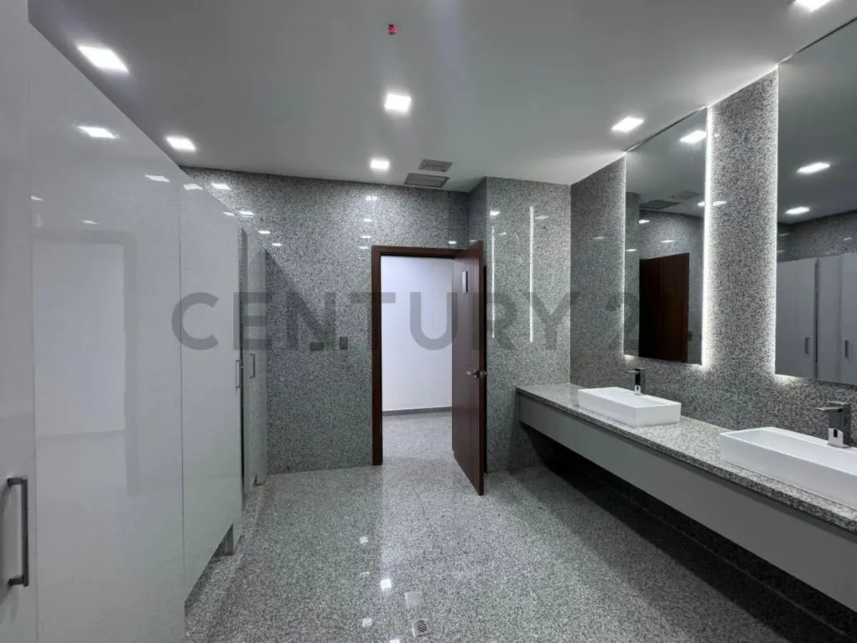 Oficina en venta, en una torre moderna - 15
