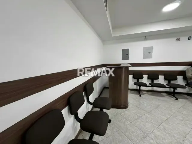 Consultorio médico en torre médica San Sebastián, av ferrero Tamayo. - 3