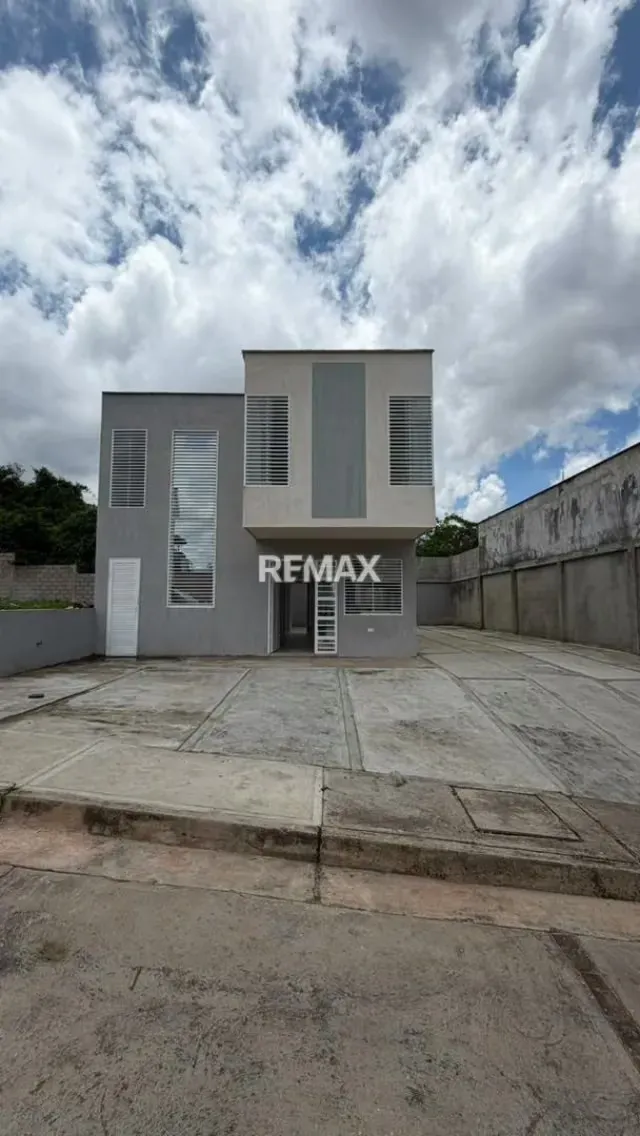 Venta Quinta Moderna Sector la Castellana urbanización Las Trinitarias