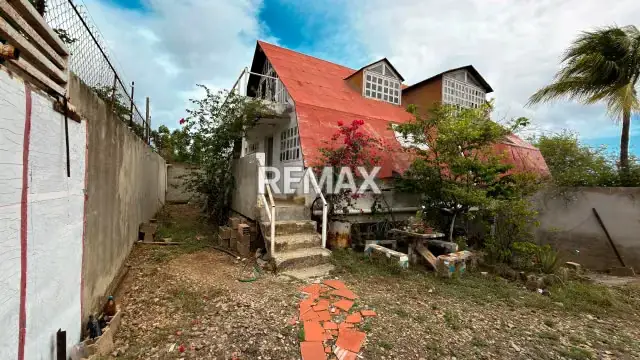 Acogedor chalet en venta en Juan Griego con piscina y amplio terreno.