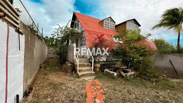 Acogedor chalet en venta en Juan Griego con piscina y amplio terreno.