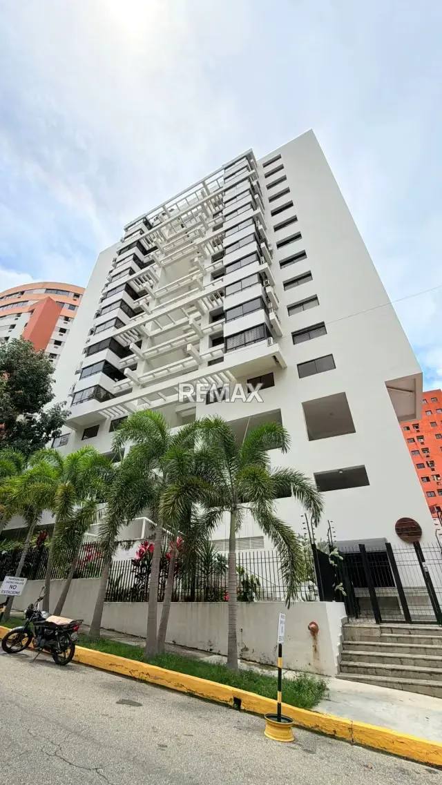 Amplio Apartamento en Venta Res Zafiro Urb El Parral mide