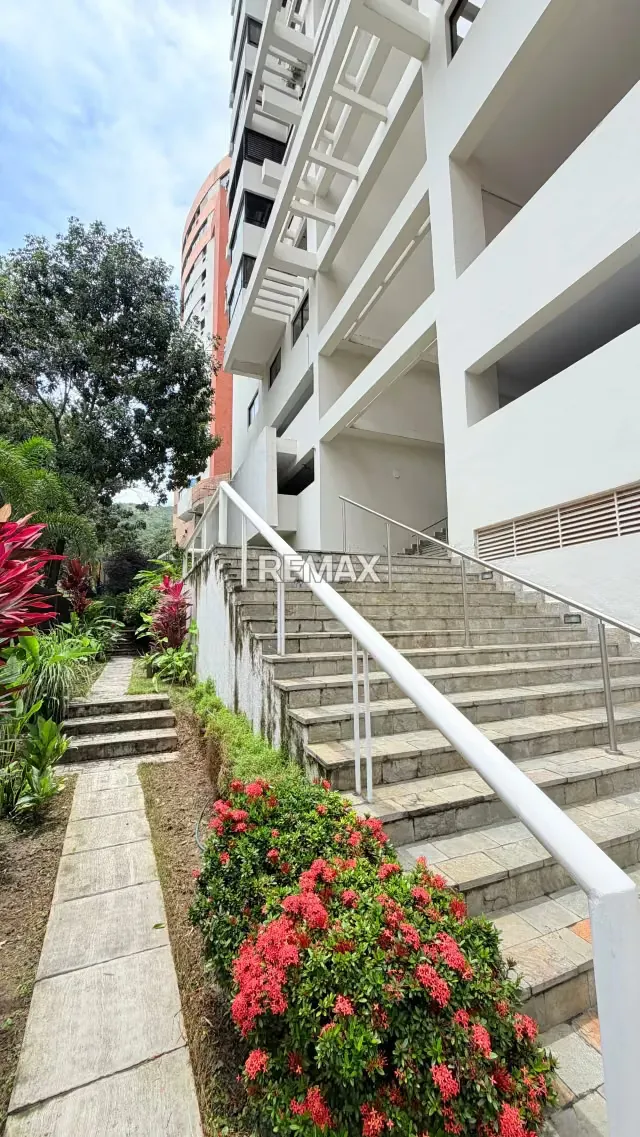 Amplio Apartamento en Venta Res Zafiro Urb El Parral mide - 2