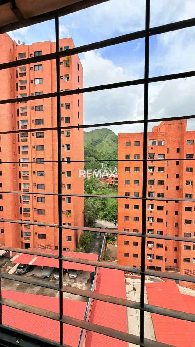 Amplio Apartamento en Venta Res Zafiro Urb El Parral mide - 10