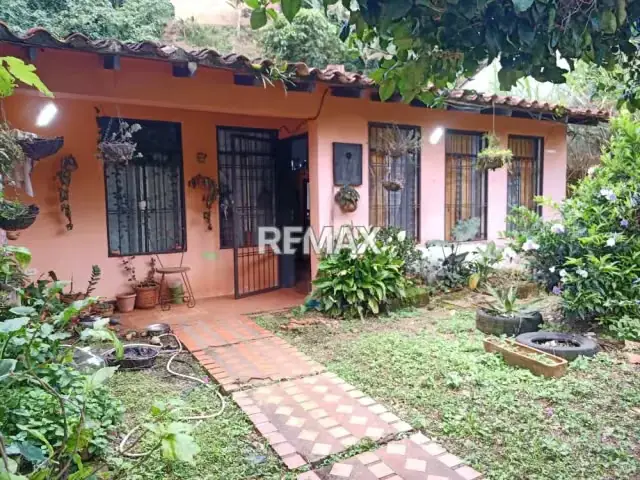 CASA EN EL JUNCO