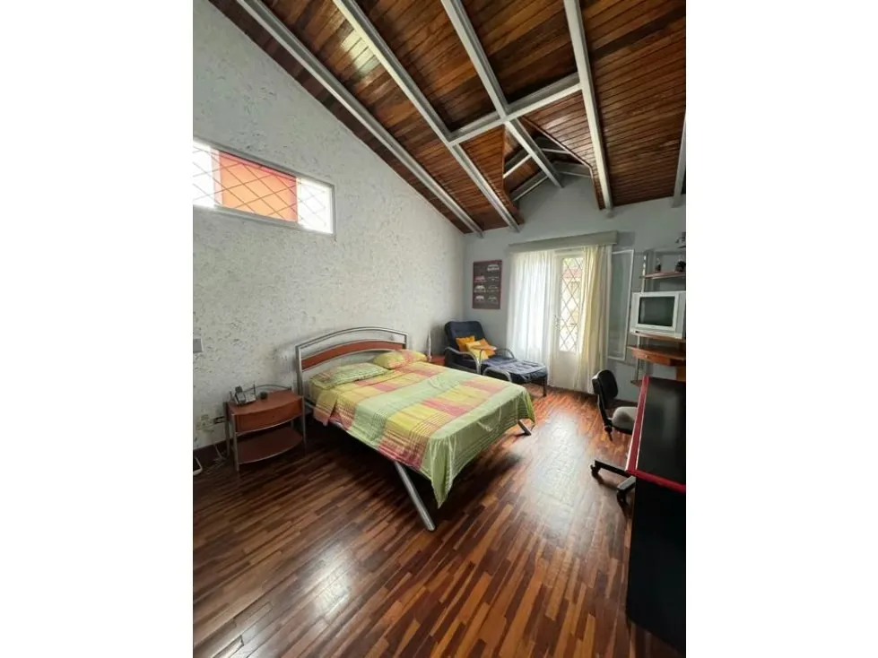CASA EN VENTA 1.026 m2 - URB. ALTO PRADO - 18