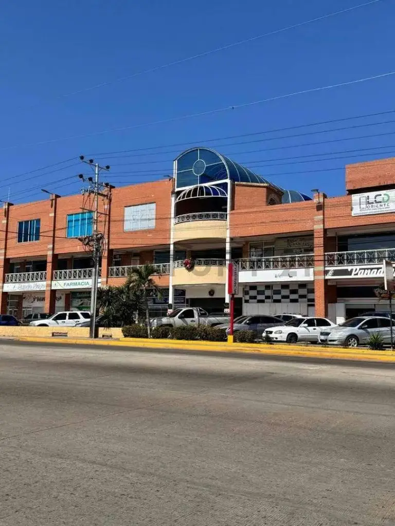 Alquiler de local disponible en el centro comercial camino real