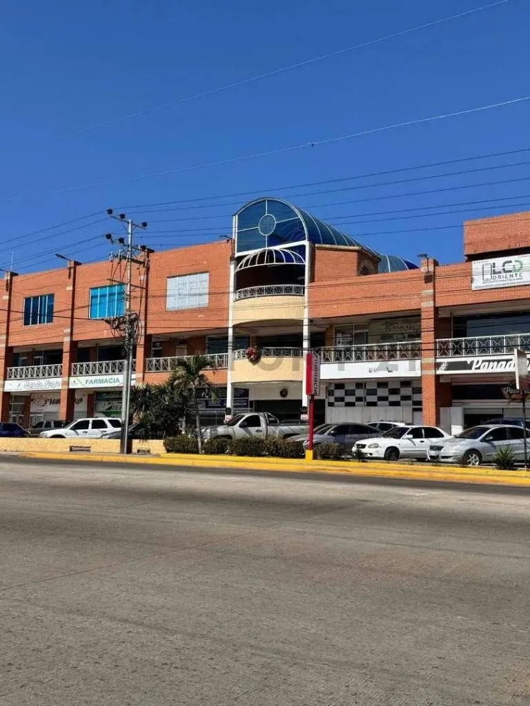 Alquiler de local disponible en el centro comercial camino real