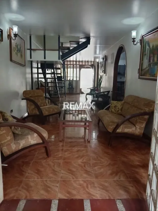Amplia casa en Venta Urbanización Valle Arriba Conjunto Residencial Londres Guatire - 3
